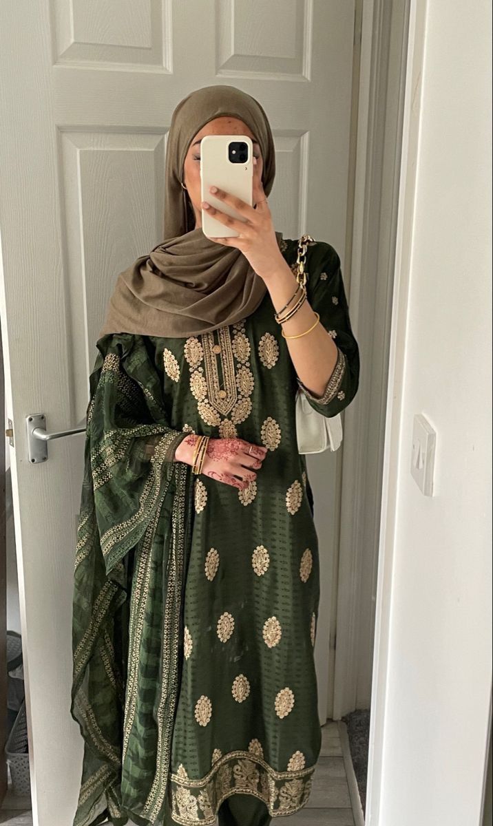 Hijab And Desi Clothes, Modest Desi Clothes, Everyday Pakistani Outfits, Traditional Hijab Outfit, Pakistani Clothes With Hijab, Modest Desi Outfits, Desi Muslim Outfit, Desi Fits With Hijab, Hijab Style With Desi Clothes