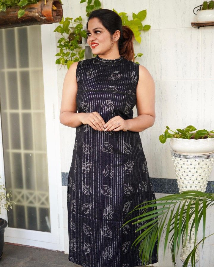 Sleevless Kurti Outfit For College, Sleeveless Churidar Designs, Black Sleeveless Kurti, Latest Frock Designs For Women, Sleeveless Kurti Designs, Frock Designs For Women, Sleeveless Kurti, Top Designs For Women, Cotton Frock