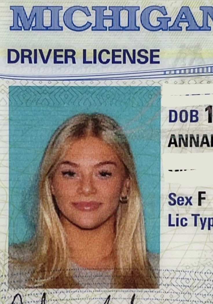 Cute License Pictures, Good License Photo, License Photo Aesthetic, Drivers Licence Photo Makeup, Driving License Photo, Drivers Licence Aesthetic Photo, Permit Picture Ideas, Drivers Lisence Photos, License Id Picture