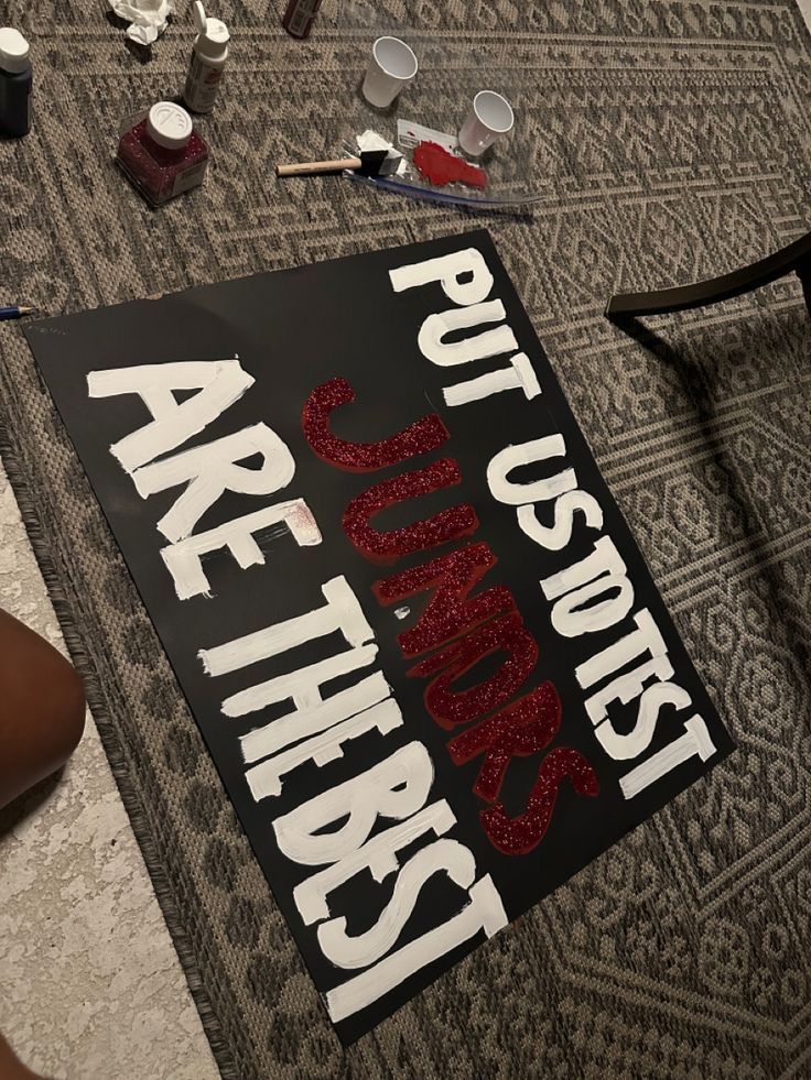 there is a sign that says not to be afraid about the arts and crafts on the floor