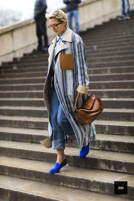 Handbags Outfits, Vintage Wash Jeans, Loewe Puzzle, Street Style Blog, Loewe Bag, Muslim Fashion Hijab, Brown Bag, Street Style Winter, Street Style Inspiration