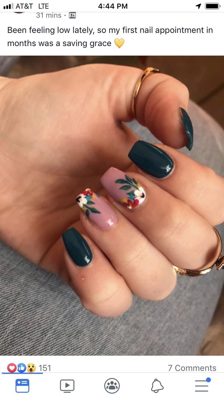 Elegant Spring Nail Designs, Black And Floral Nails, Dark Green Floral Nails, Boho Floral Nails, Dark Green Flower Nails, Fall Nail Flower Designs, Black With Flowers Nails, Nail Art Designs For Short Nails, Boho Nail Design