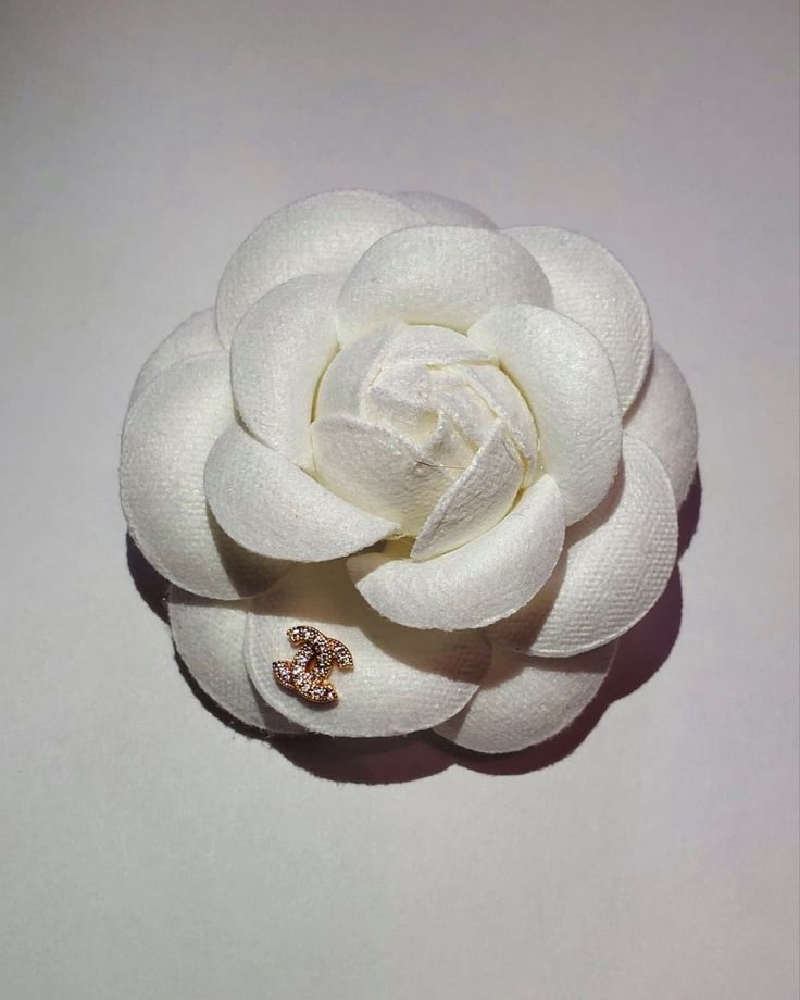 Price - 80.00 
Inspired by Chanel Camellia Brooch Fabric Felt  Flower  Pin Clip White . Size - 3". Can be use as a brooch and hair accessories Camelia Chanel, Chanel Camellia Flower, Brooch Fabric, Chanel Camellia, Camellia Flower, Felt Flower, Smoothie Recipes Healthy, Flower Pins, Felt Flowers