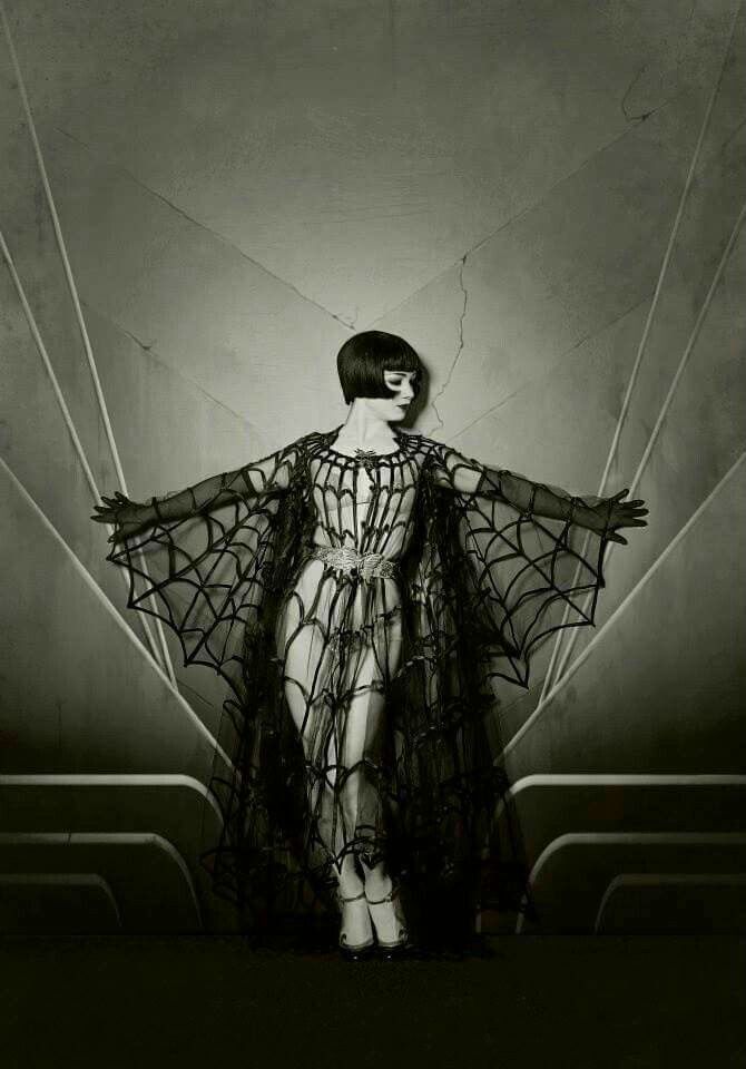 Spider costume via The Jazz Age on Facebook Burlesque Vintage, Vintage Burlesque, Halloween Fest, Vintage Halloween Costume, Louise Brooks, Finger Waves, Foto Poses, Amanda Seyfried, Silent Film