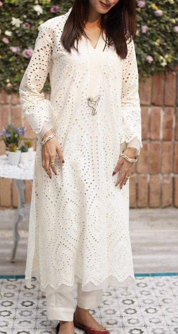 White Chicken Kari Dress, White Chicken Kari Suit, Chicken Work Kurti Designs Latest, Off White Chicken Suit, White Chicken Dress Design Pakistani, Chicken Kari Designs, White Chicken Shirt Design Pakistani, White Chicken Kari Kurta Design, Schiffli Kurta Designs