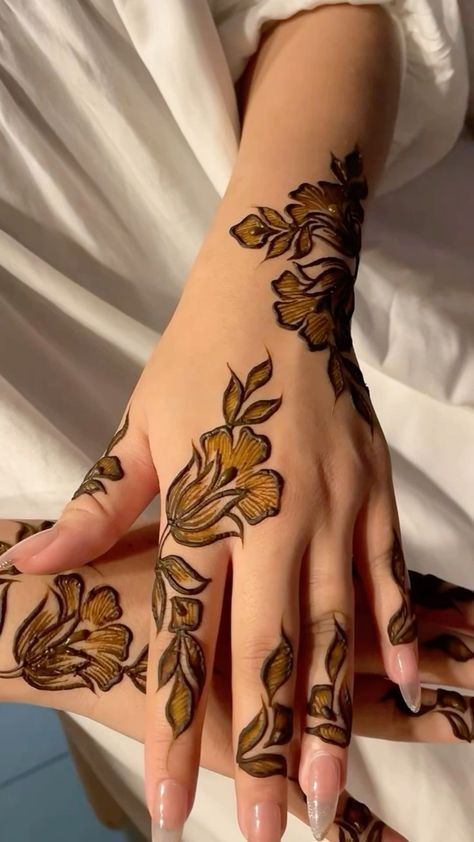 mehndi New Latest Mehndi Design, Cute Henna Tattoos, Henna Inspo, Arabic Henna Designs, Cute Henna, Henna Tattoo Designs Hand, Simple Henna Tattoo, Latest Henna Designs, Very Simple Mehndi Designs