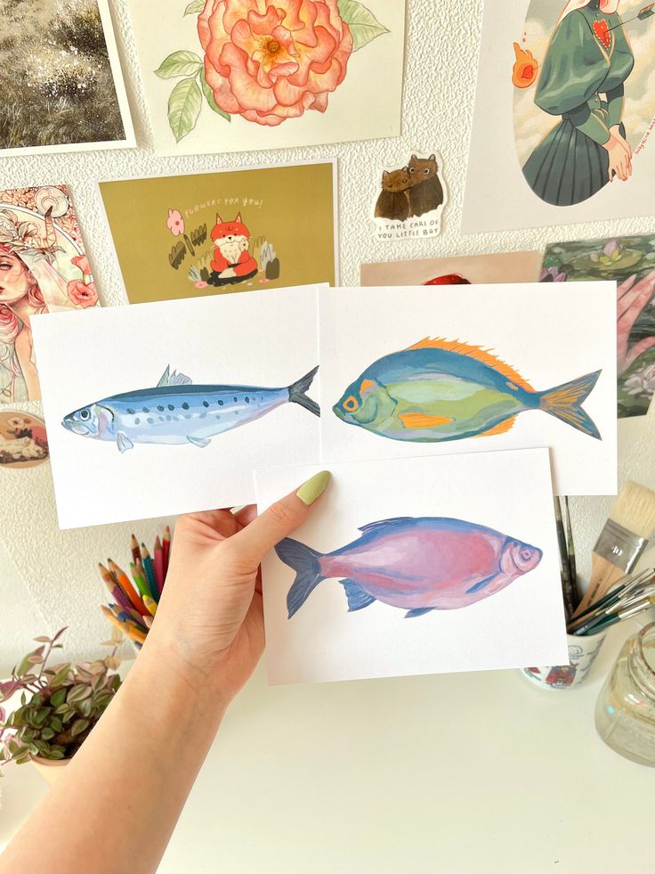 ♡ Fish Postcard Set ♡ Set of 3 postcards/mini prints, perfect to send your loved ones some kind words or decorate your walls - Size: A6 (105mm x 148mm) - Packaged in compostable, biodegradable cellophane bags and envelopes that are reinforced with cardboard, no plastic bags - Original illustration by me, you can see more art on my Instagram or Tiktok: @kumuroi I am super happy if you tag me if you share my items on social media! That way I know that everything arrived safely. Every order comes w Cute Fish Illustration, Markers Ideas, Ocean Room, 3 Fish, Fish Illustration, Postcard Art, Postcard Set, Cute Fish, Fishing Theme