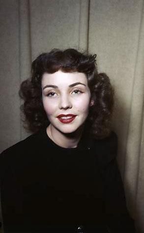 40s Hair, Lisa Frankenstein, 40s Hairstyles, Historical Hairstyles, Vintage Photo Booths, 1940s Hairstyles, Jennifer Jones, Hair Catalog, Lauren Bacall