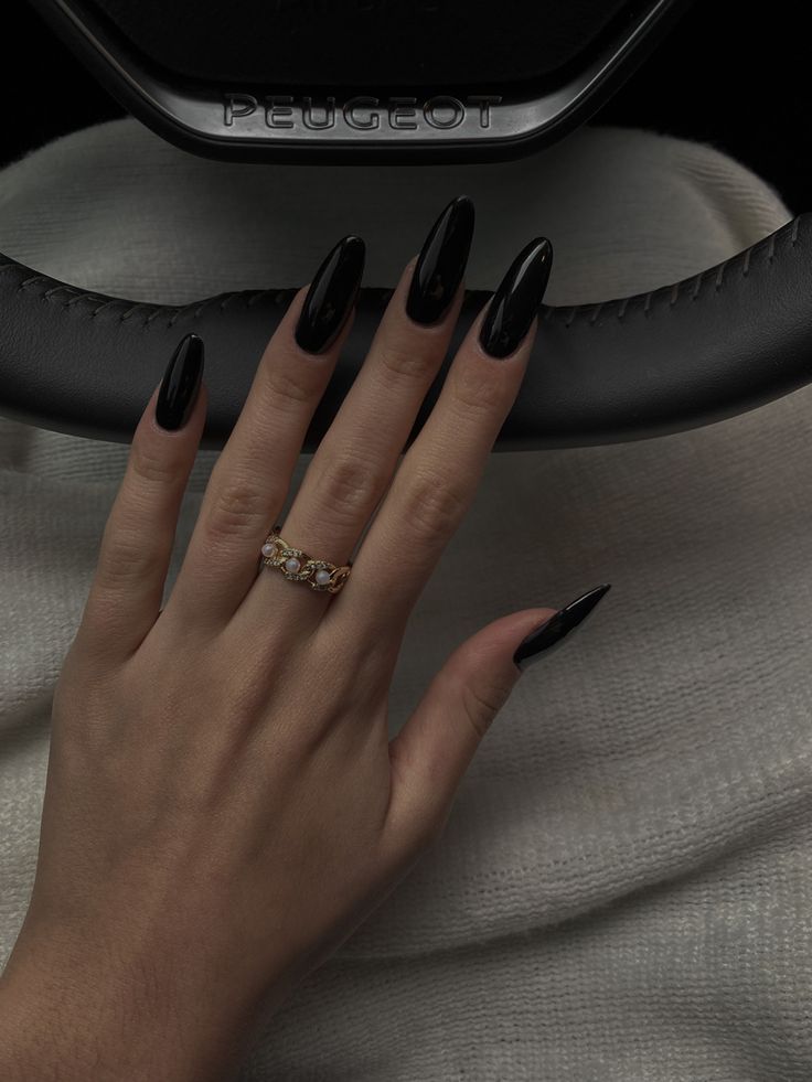 Almond Shape Black Nails, Black Oval Acrylic Nails, Almond Black Nails, Oval Acrylic Nails, Manicure Inspiration, Almond Acrylic Nails, Black Nails, Almond Nails, Long Nails