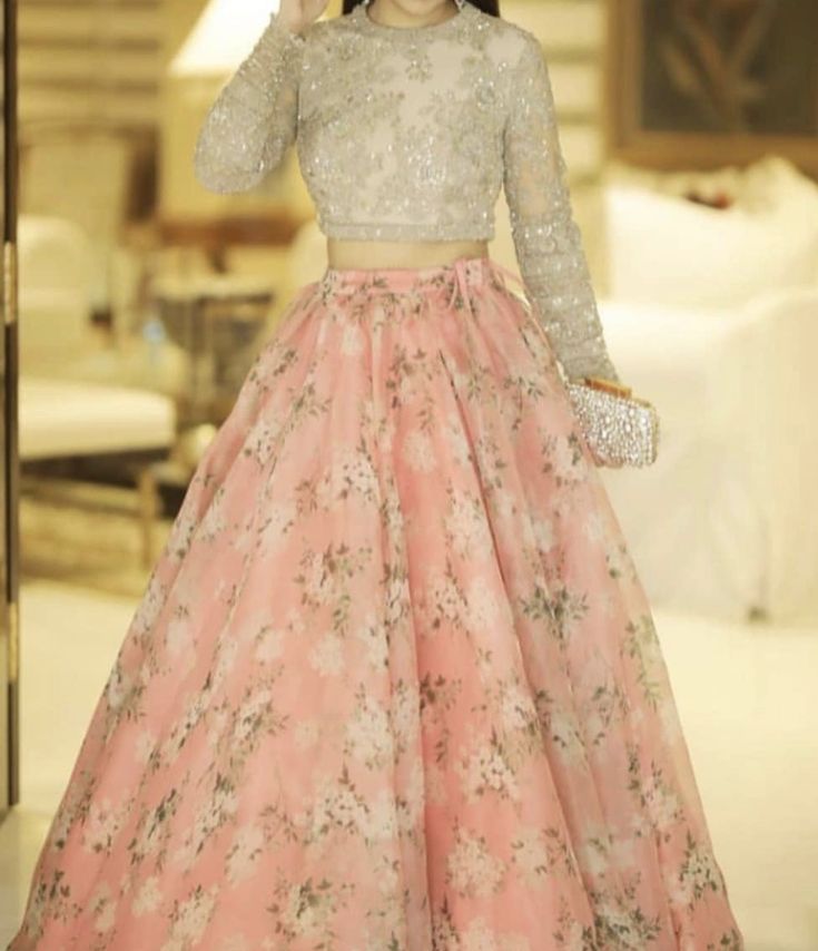 Lehnga For Engagement Simple, Banarsi Lehnga Designs Latest, Langha Design Latest For Girl, Dresses For Girls Wedding, Floral Lengha, Long Skirt Top Designs, Long Skirt And Top, Function Dresses, Simple Lehenga