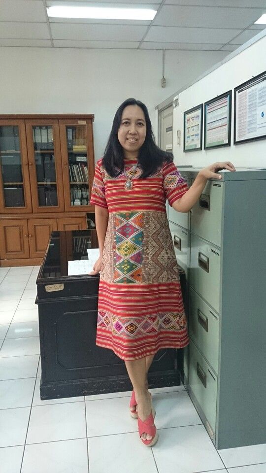 Dress tenun timor Tenun Ikat Dress, Dress Tenun Ntt, Rok Tenun, Tenun Dress, Dress Brokat Modern, Batik Skirt, Batik Kebaya, Tenun Ikat, Ikat Dress