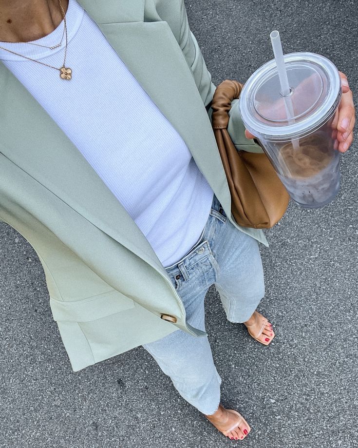 Green Blazer Outfit, Mint Blazer, Mint Green Blazer, Internship Outfit, Jeans Sandals, Look Jean, Jeans Claro, Agolde Jeans, Stylish Work Attire