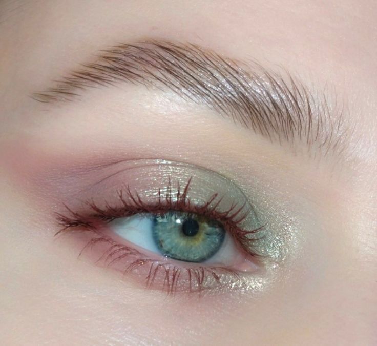 Eye Makeup Light Green, Cute Spring Makeup Looks, Mint Green Eye Makeup, Simple Green Eyeshadow, Light Green Makeup Looks, Subtle Colorful Eye Makeup, Light Green Eye Makeup, Light Green Makeup, Beach Eyeshadow