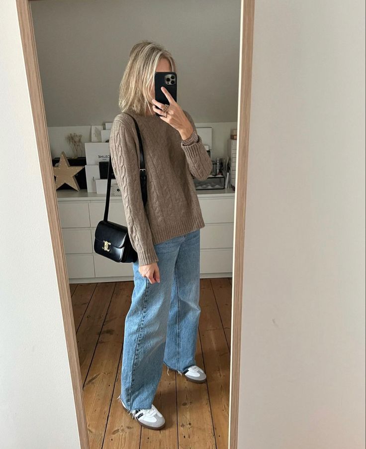 Winter Mum Fashion, Wide Leg Jeans Sweater Outfit, Jeans Sneakers Outfit, Wide Leg Jeans And Sneakers, Mum Outfits, Outfit Cold Weather, Jeans And Sneakers Outfit, Comfy Outfits Winter, Samba Outfit