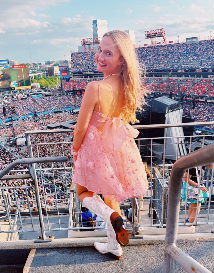 Pink Dress Taylor Swift, Eras Tour Poses Ideas, Soft Eras Tour Pics, Taylor Swift Eras Tour Poses, Taylor Swift Pink Eras Tour, Eras Tour Pose Ideas, Pink Folklore Dress Eras Tour, Dress Taylor Swift, Fan Outfits