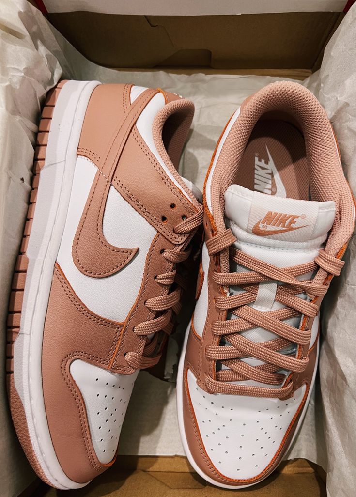 Pink Nike Dunks Low Shoes Nike Dunks Tan, Fall Nike Shoes, Pink Nike Shoes Outfit, Custom Nike Dunks, Brown Nikes, Nick Shoes, Nike Rosa, Latest Nike Shoes, Dunks Shoes