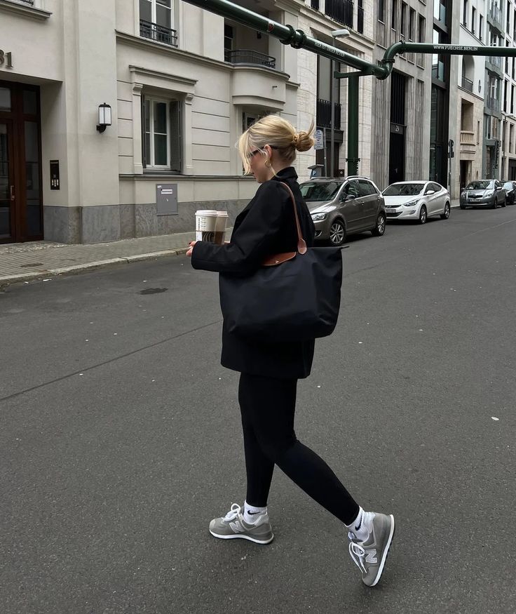 Black Le Pliage Outfit, Le Pilage Tote Outfit, Work Tote Bag Outfit, Work Tote Bag Aesthetic, Uni Bags Handbags, Longchamp Work Bag, Longchamp Outfit Casual, Big Tote Bag Outfit, Longchamp Tote Bag Outfit