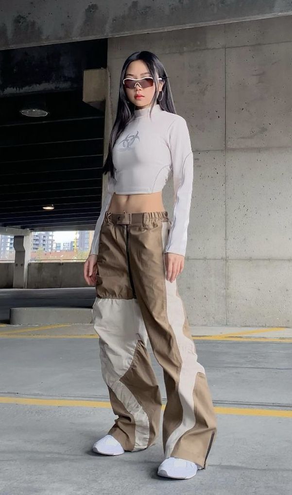 Turtle Neck Shirt Outfit, Crop Top Baggy Pants Outfit, Baggy Pants Outfit Street Styles, Tight Shirt Outfit, White Pants Outfit Summer, Baggy Pants Outfit, White Turtle Neck, White Pants Outfit, White Shirt Outfits