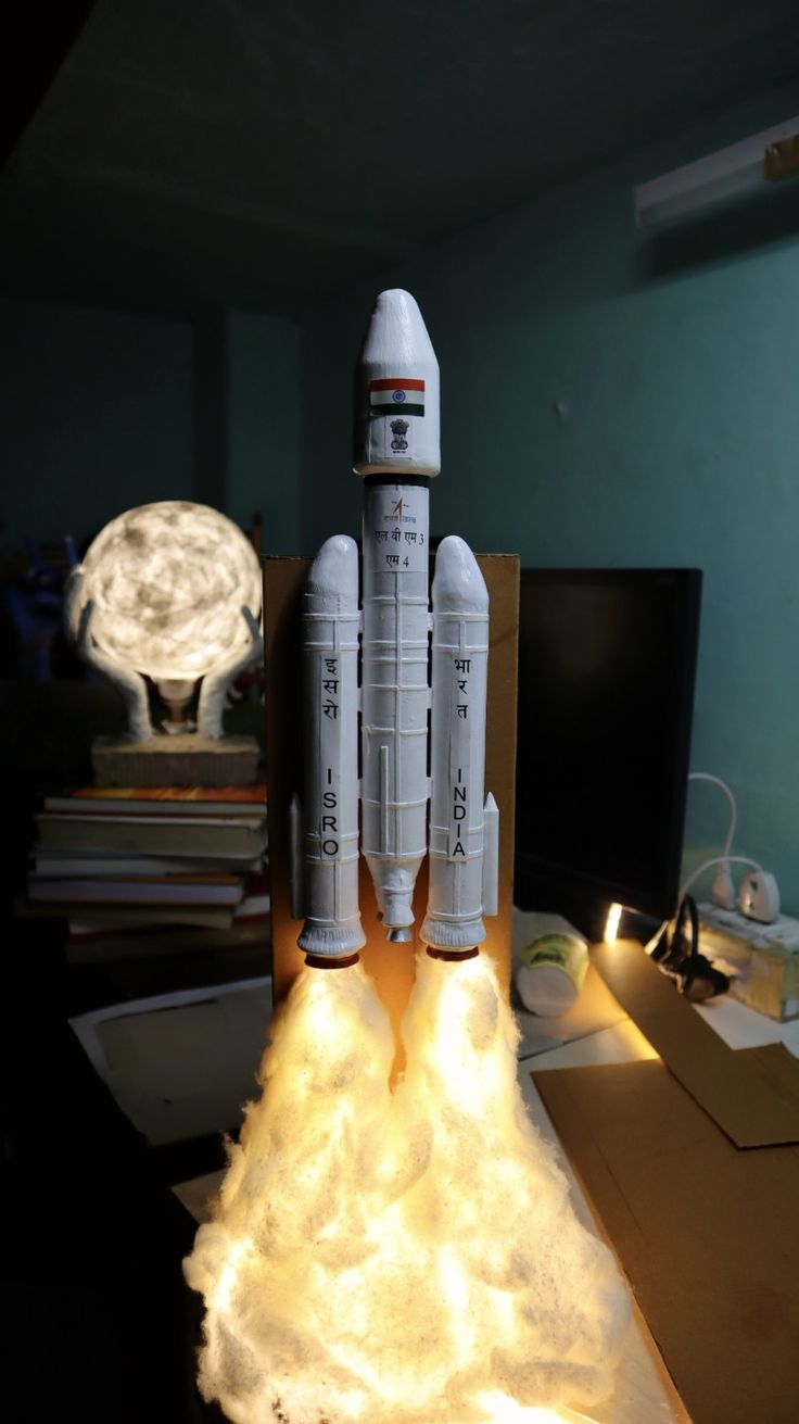 Chandryaan 3 model Science Exhibition Working Models, Science Project Working Model, Science Exhibition Ideas, Kids Science Fair Projects, Upcycle Paper, Science Project Models, Rocket Model, Science Lab Decorations, Science Exhibition Projects