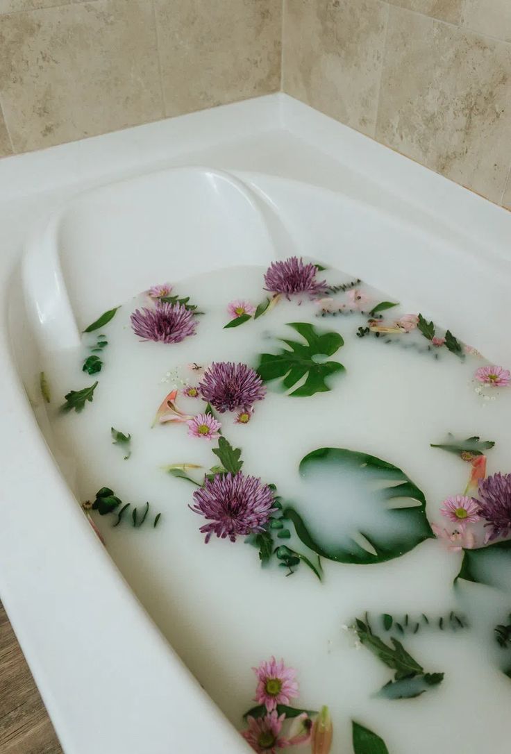 Diy Milk Bath, Milk Bath Photography, Mascara Hacks, Bath Aesthetic, Bath Photography, Amber Fillerup Clark, Spiritual Bath, Amber Fillerup, Dream Bath