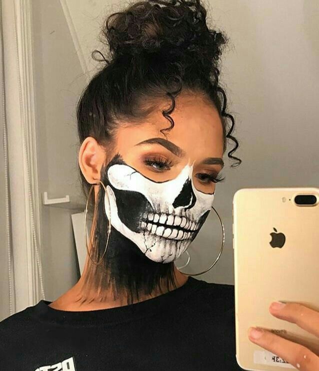 Black And White Skull Makeup, Half Halloween Face Makeup, Face Paint Halloween Women, Half Face Skeleton Makeup, Half Skull Face Makeup, Catrina Outfit, Scary Beauty, Makijaż Sugar Skull, Halloween Makeup Ideas For Women