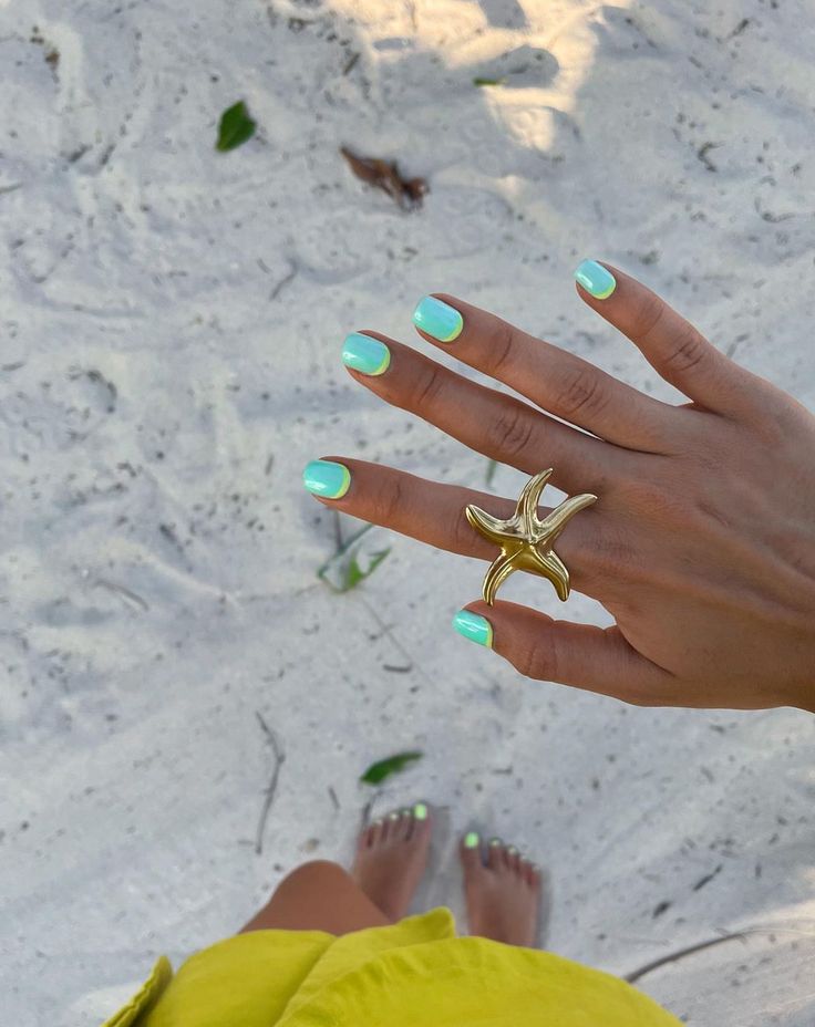 Simple Manicure For Short Nails Classy, Two Different Colored Hands Nails, Beach Outfit Jeans, Short Nails Summer 2024, Simple Summer Nail Ideas 2024, Short Nail Inspo Summer 2024, Vacation Gel Nails, Nails Verano Summer, European Summer Nails