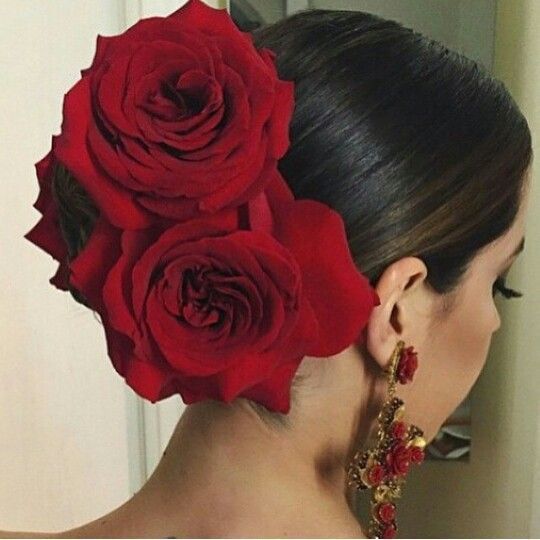 Spanish Flamenco Hair, Flamenco Hairstyle Spanish, Spanish Updo Hairstyles, Mexican Hair Updos, Spanish Hair Styles, 16 De Septiembre Hair Ideas, Spanish Bun Hairstyle, Roses In Hair Hairstyles, Mexican Inspired Hairstyles