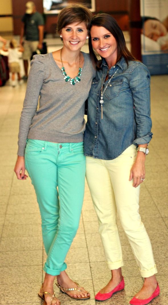 LOVE the aqua jeans and the pink suede flats! Outfits With Peach Pants, Light Yellow Pants Outfit, Turquoise Pants Outfit, Mustard Pants Outfit, Colored Jeans Outfits, Pastel Pants, Turquoise Pants, Aqua Pants, Mint Pants