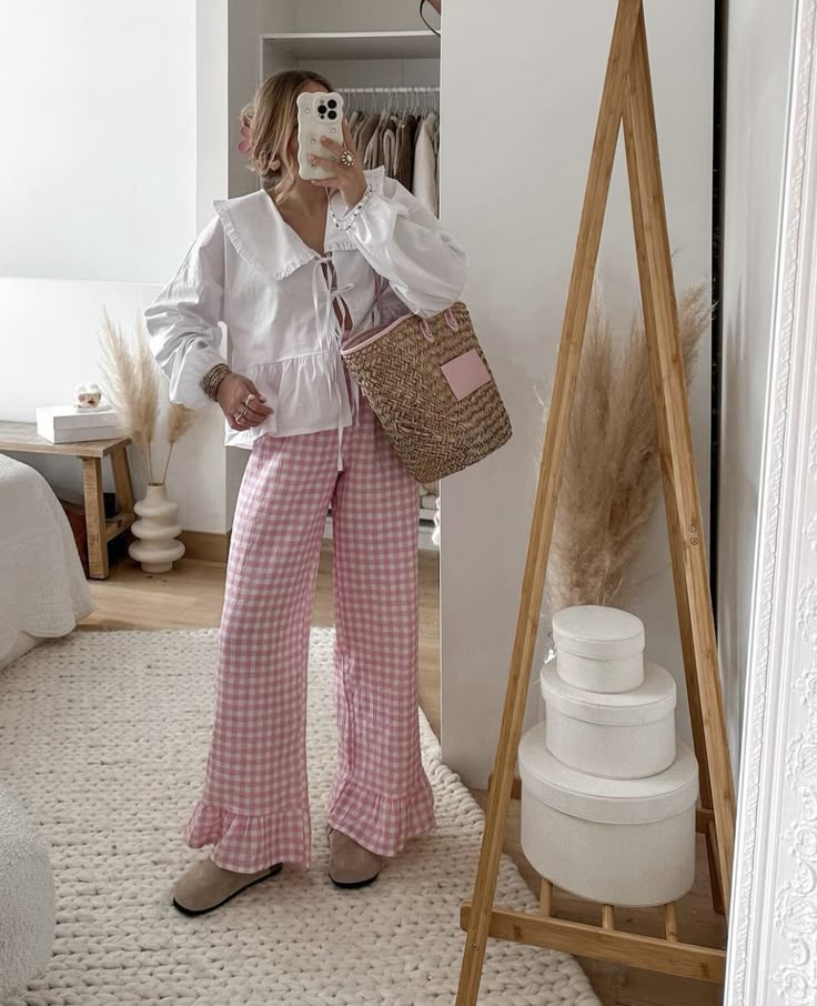 Outfits With Gingham Pants, Pink Gingham Pants Outfit, Scandi Fashion Aesthetic, Autumn Church Outfits, Stockholm Aesthetic Outfit, Lenin Pants, Outfit Ideas Everyday, Pants Woman, Teaching Outfits