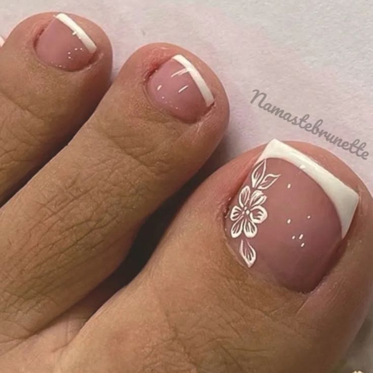 Beach Nails White, Short Nails Floral, French Tip Toenails, Floral French Tip, Natural Pedicure, Pedicure Toenails, Pattern Nails, Pedicure Designs Toenails, Nails Press Ons