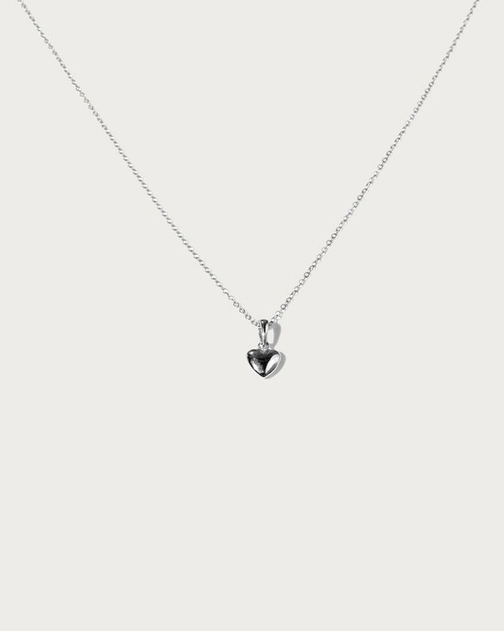 Dainty Silver Necklaces, Silver Necklace Heart, En Route Jewelry, Golden Treasure, Be Fearless, Jewelry Accessories Ideas, Dope Jewelry, Necklace Heart, Silver Heart Necklace