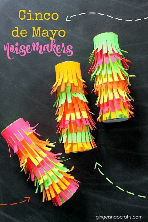 three different colored paper decorations on a chalkboard with the words cinco de mayo in spanish