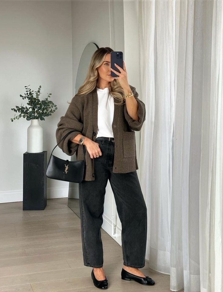 25 Classy Work Outfits For Effortless Office Style Chic Business Casual, Estilo Indie, Office Casual Outfit, Professional Outfits Women, Office Outfits Women, Business Casual Outfits For Work, Corporate Outfits, Fall Outfits For Work, Stylish Work Outfits