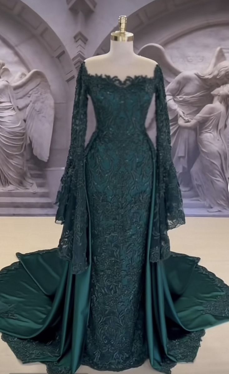 Emerald Wedding Dresses, Green Wedding Dresses, Wedding Dress Bustle, Afghan Wedding, Modest Dresses Fashion, Nikkah Dress, Asian Wedding Dress, Sheer Wedding Dress, Classy Wedding Dress