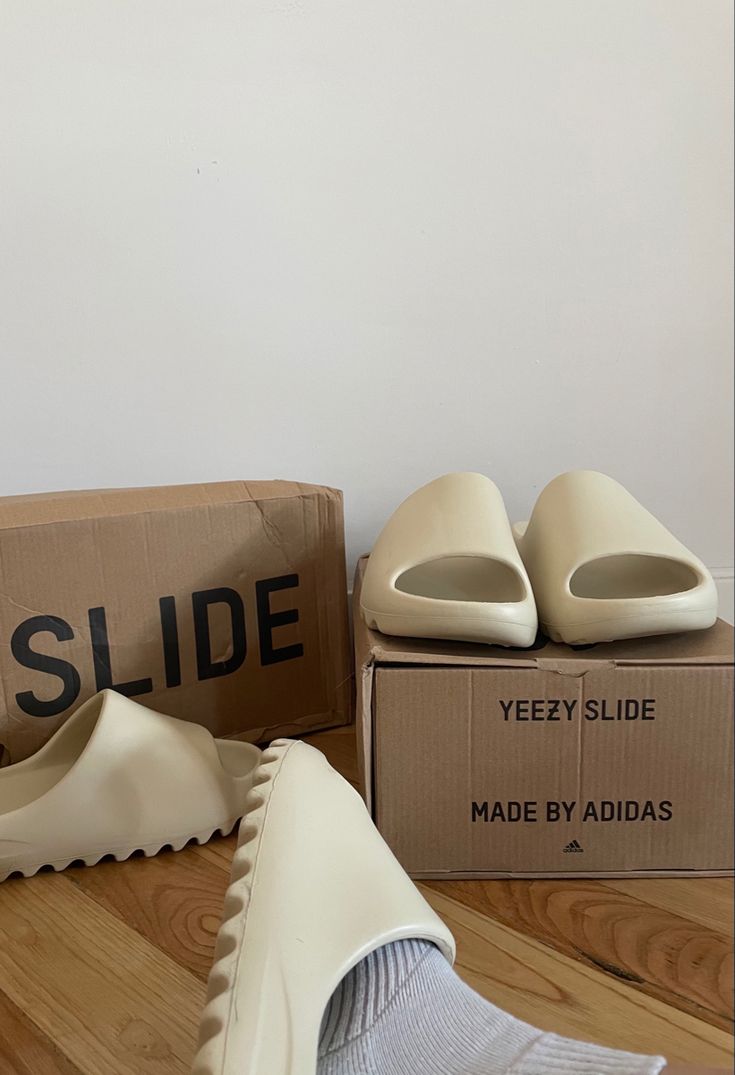 Yzy Slides, Adidas Yeezy Slide, Yeezy Slides, Winter Inspo, Adidas Adilette, Aesthetic Japan, Shoe Inspo, England Fashion, Adidas Yeezy