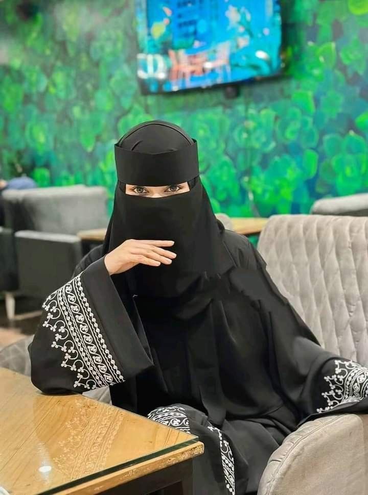 Abaya Fashion Dubai Black, Hijab Pic, Hijabi Dpz, Black Hijabi Girl, Cartoon Pic, Veiled Girl, Bollywood Makeup, Hijab Dp, Black Hijab