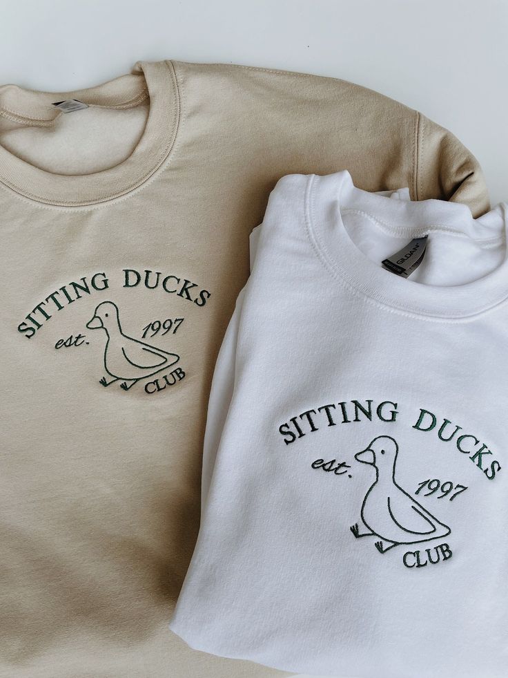 Sitting Ducks Club Embroidered Sweatshirt Cool Crewneck Sweatshirt, Embroidered Machine Ideas, Cute Crewneck Sweatshirt Design, Cute Embroidered Crewneck, Ideas For Embroidery On Clothes, Cute Tees For Women, Embroidery Best Friends, Cute Crew Neck Sweatshirts, Embroidered Duck Simple