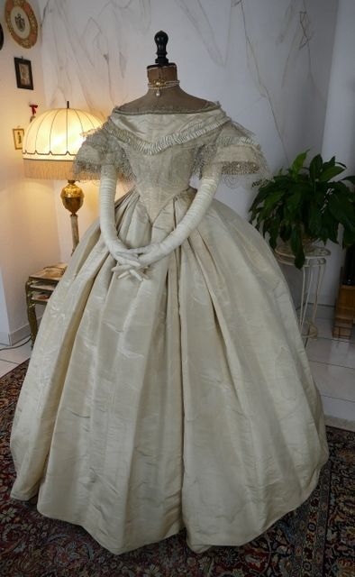 Gray Silk Dress, Royal Ball Gown, Ball Gowns Victorian, Victorian Dress Gown, 1800s Dresses, Gown Victorian, Victorian Ball Gowns, Victorian Era Dresses, Royal Gowns