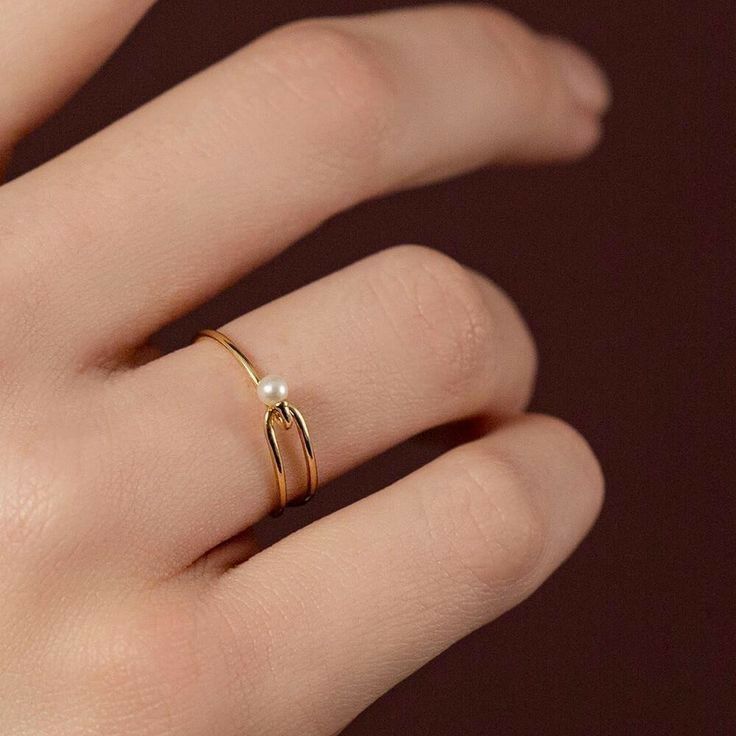 Simple Ring Design, Pearl Ring Simple, Hand Jewelry Rings, Unique Gold Rings, Delicate Gold Ring, Delicate Gold Jewelry, Modern Gold Jewelry, Gold Rings Simple, Gold Rings Fashion