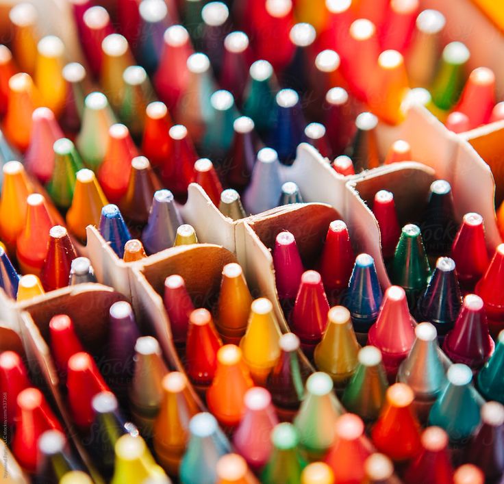 many different colored crayons lined up together