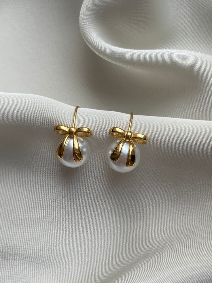 ✨ All of our products are handmade, designed with a lot of love and individually for you ✨ our minimalist earrings are eye-catching and a perfect gift for any occasion ✨ The freshwater pearls are a natural product and may vary slightly in shape and color ✨ The earring is plated with 18k gold and will retain its shine for years with proper care ✨ ear candy: you can combine them wonderfully with other earrings from our shop ✨ Thanks to our unique packaging, our earrings can be given as gifts and s Gold And Pearl Earrings, Unique Pearl Earrings, Pearls Earrings, Mini Earrings, Unique Packaging, Gold Jewelry Simple, Casual Jewelry, Pearl Earring, Freshwater Pearls Earrings