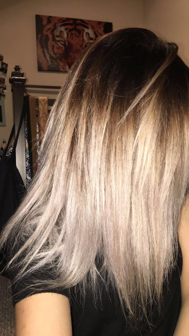 Shadow Roots Platinum Blonde, Blonde Hair Dark Roots Aesthetic, Fun Hair Ideas For Blondes, Short Platinum Hair With Dark Roots, Bleached Hair Roots Growing Out, Dark Blonde Hair Ombre, Dirt Blonde Balayage, Platinum Blonde Hair Black Roots, Bleached Blonde Hair Dark Roots