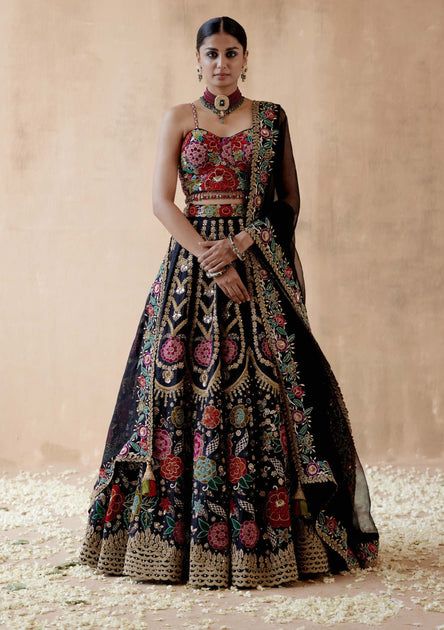 Floral Embroidery Lehenga, Floral Thread Embroidery, Embroidery Lehenga, Raw Silk Lehenga, Black Lehenga, Indian Outfits Lehenga, Indian Bridal Outfits, Silk Lehenga, Black Thread