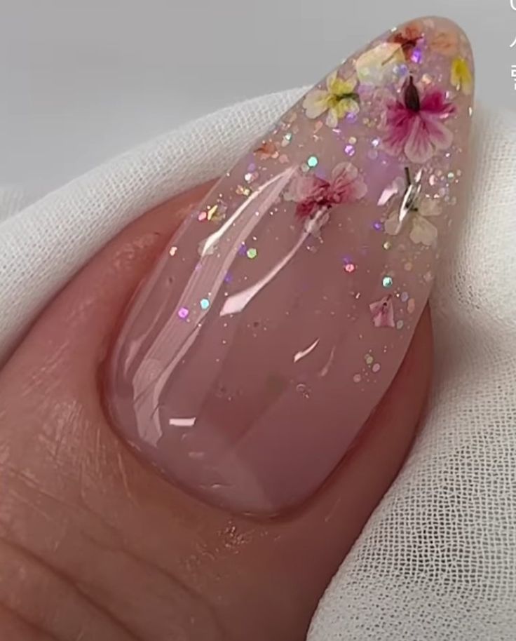 Classy Flower Nails, Jelly Spring Nails, Real Flower Nail Art, Dried Flowers Nails Design, Nails With Flowers Inside, Dried Flower Nails Acrylics, Nails With Dried Flowers, Encapsulated Glitter Nails, Encapsulated Nails Flowers