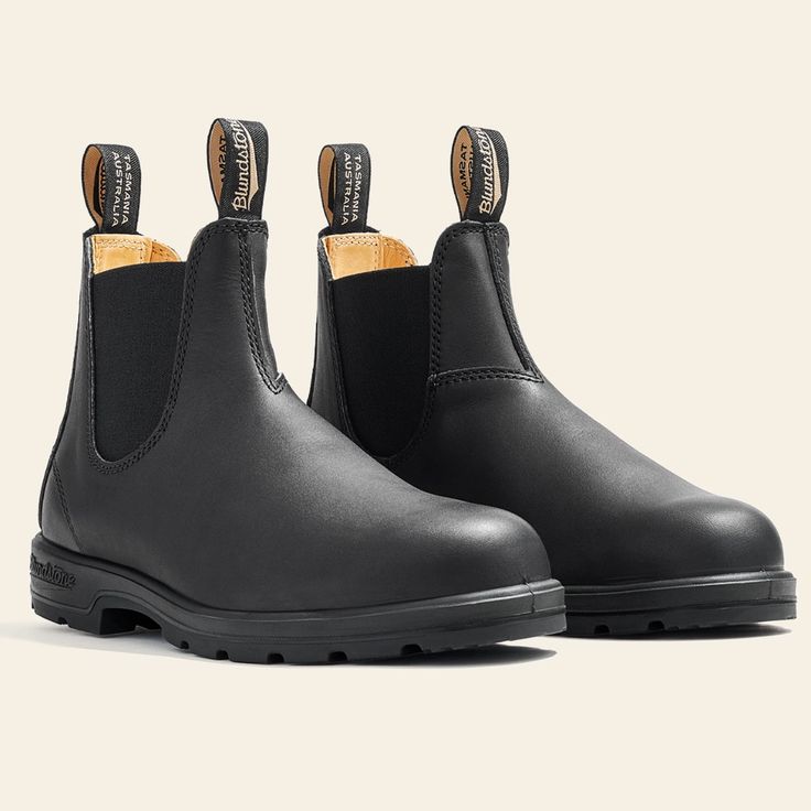 An all black Chelsea boot in premium leather is hard to beat. These Women’s boots provide a great fit, with both comfort and protection combined with style thanks to features such as XRD® Technology in the heel area which helps reduce shocks to the foot. Leather Chelsea Boots Women, Blundstone Black, Blundstone Shoes, Dress Boots Women, Womens Casual Boots, Blundstone Boots, Mens Dress Boots, Mens Boots Casual, Side Zip Boots