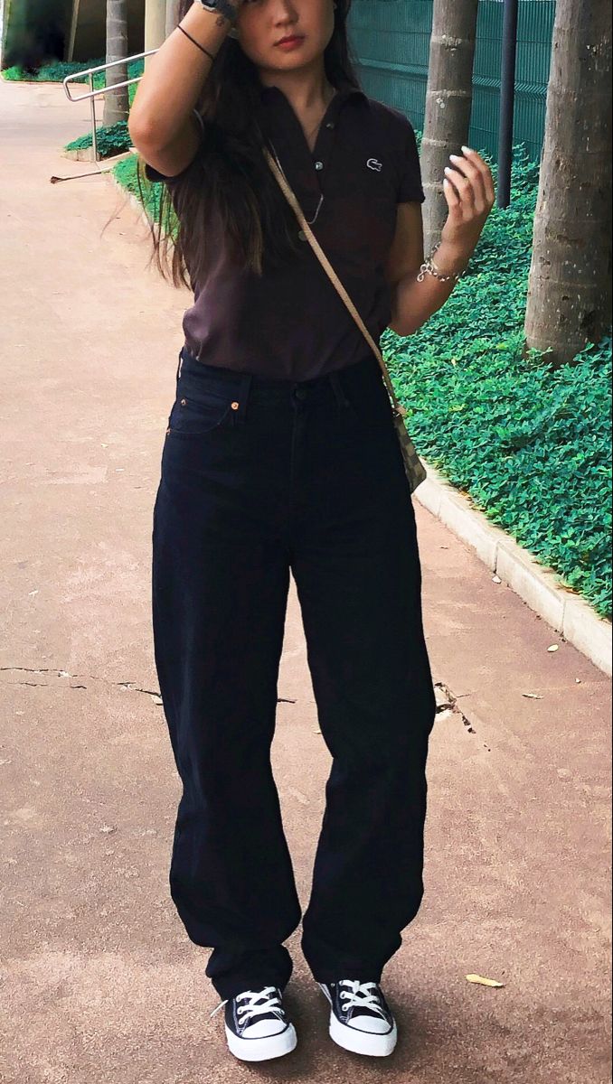 Black Polo With Jeans, Polo Tops Outfit, Converse Sneakers Women Outfit, Womens Polo Outfit, Highcut Converse Outfit Pants, Brown Top Black Jeans, Polo Jeans Outfit Women, Lacoste Outfit Street Styles, Outfits With Brown Converse High Tops