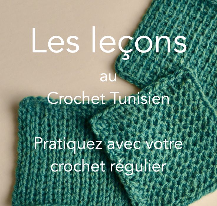 a pair of green knitted mittens sitting on top of a white surface with the words les lecons au crochet tunsien