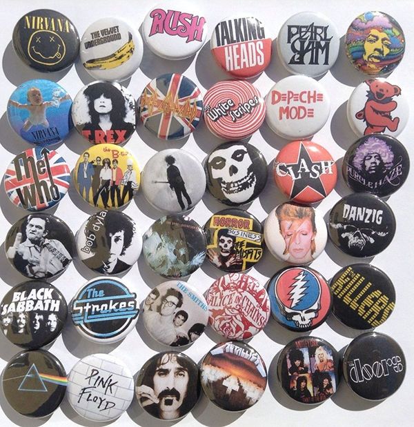 Band Merch Ideas, Mochila Grunge, Retro Buttons, Punk Pins, Punk Patches, Backpack Outfit, 80s Jacket, Grunge Music, Bag Pins