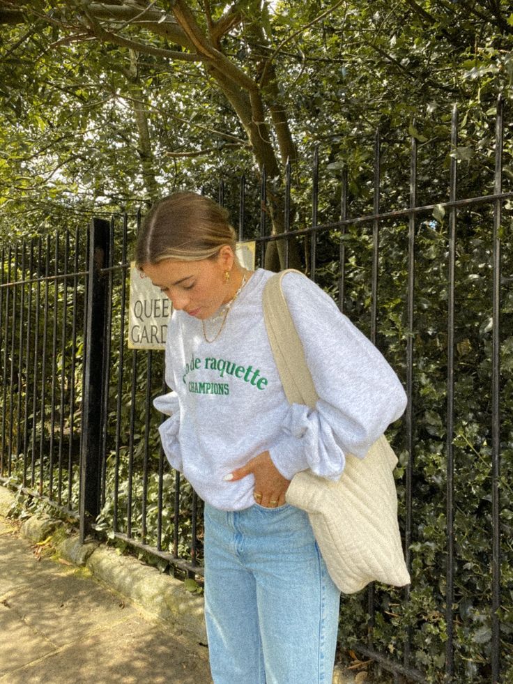 Grey Crewneck Outfit Aesthetic, Outfit Ideas With Grey Hoodie, Light Grey Sweatshirt Outfit, Grey Embroidered Sweatshirt, Oversized Grey Sweatshirt Outfit, Grey Sweatshirt Outfit Aesthetic, Graphic Crewneck Outfit, Light Grey Hoodie Outfit, Oversize Crewneck Outfit