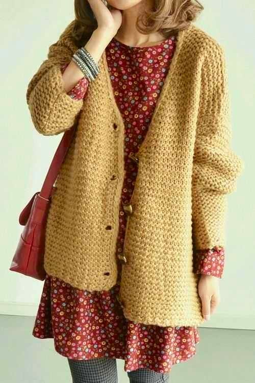 Stile Hippie Chic, Cardigan Aesthetic, Dress And Cardigan, Chique Outfits, Short Hairstyle, Moda Vintage, Mode Inspo, Looks Chic, Look Vintage